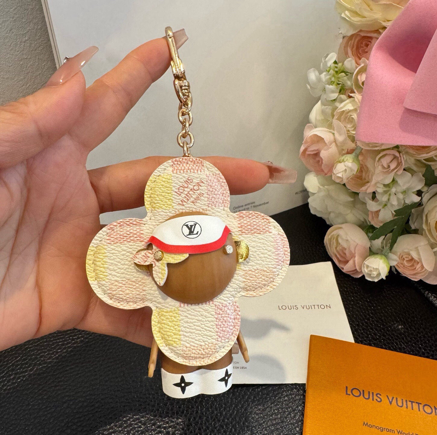 🔥LOUIS VUITTON新款挂件包饰与钥匙扣。LV薇薇安太阳花包包挂件 手机壳挂件 可满足各种时尚品味的实用配饰。凸