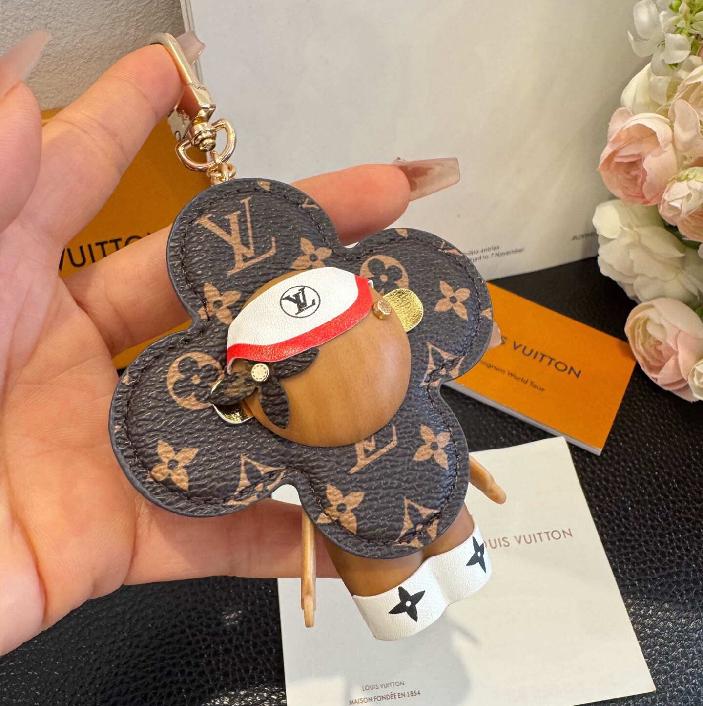 🔥LOUIS VUITTON新款挂件包饰与钥匙扣。LV薇薇安太阳花包包挂件 手机壳挂件 可满足各种时尚品味的实用配饰。凸