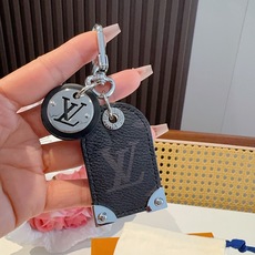 🔥 路易威登LV钥匙扣挂件M64180 Travel Tag包饰与钥匙扣彰显游牧精神,向路易威登制箱传统致敬,该配饰由 🔥 路易威登LV钥匙扣挂件M64180 Travel Tag包饰与钥匙扣彰显游牧精神,向路易威登制箱传统致敬,该配饰由