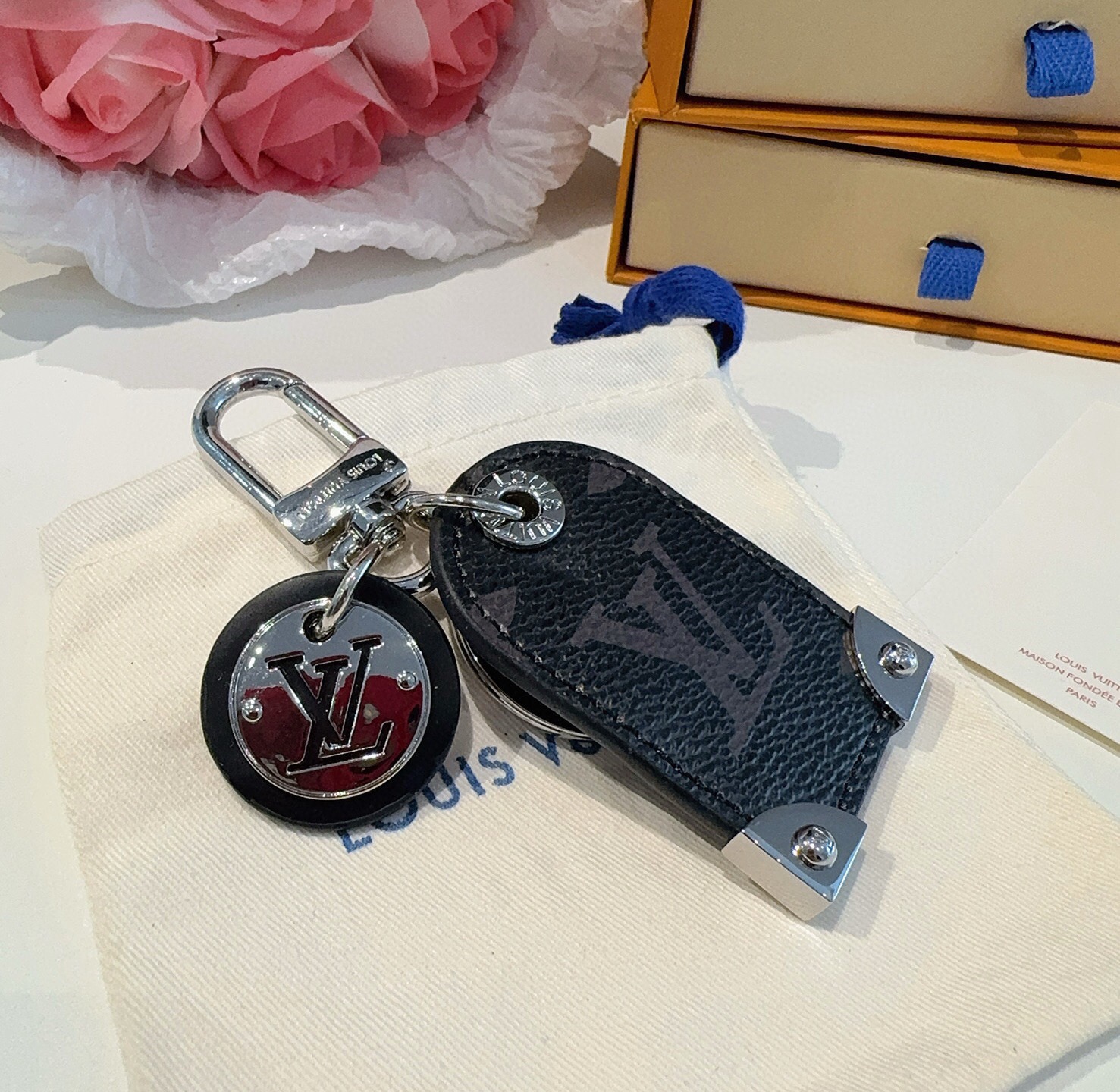🔥 路易威登LV钥匙扣挂件M64180  Travel Tag包饰与钥匙扣彰显游牧精神，向路易威登制箱传统致敬，该配饰由