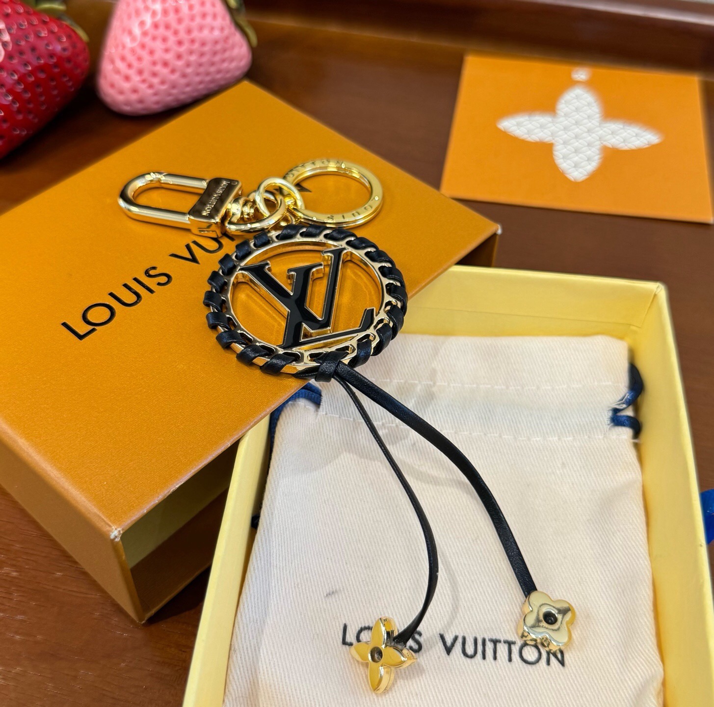 🔥LOUIS VUITTON官网钥匙扣 LV经典皮绳设计， lv钥匙扣 包挂 此款包饰色彩精美，亦可钥匙扣，包包挂饰 挂