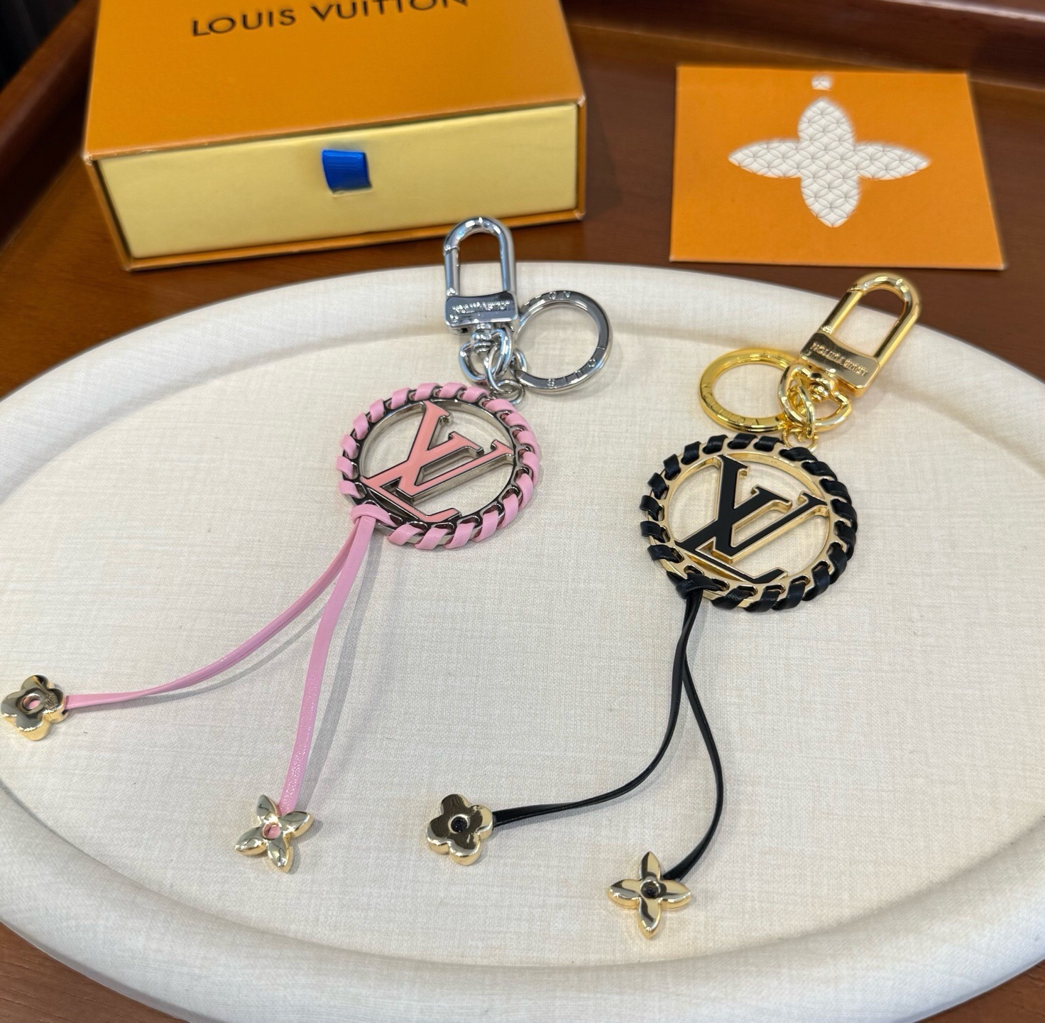 🔥LOUIS VUITTON官网钥匙扣 LV经典皮绳设计， lv钥匙扣 包挂 此款包饰色彩精美，亦可钥匙扣，包包挂饰 挂