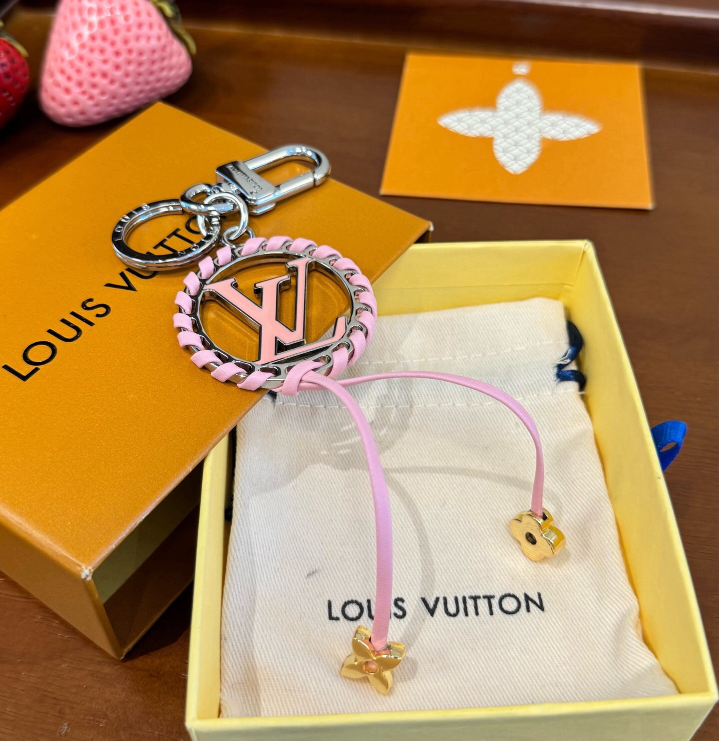 🔥LOUIS VUITTON官网钥匙扣 LV经典皮绳设计， lv钥匙扣 包挂 此款包饰色彩精美，亦可钥匙扣，包包挂饰 挂