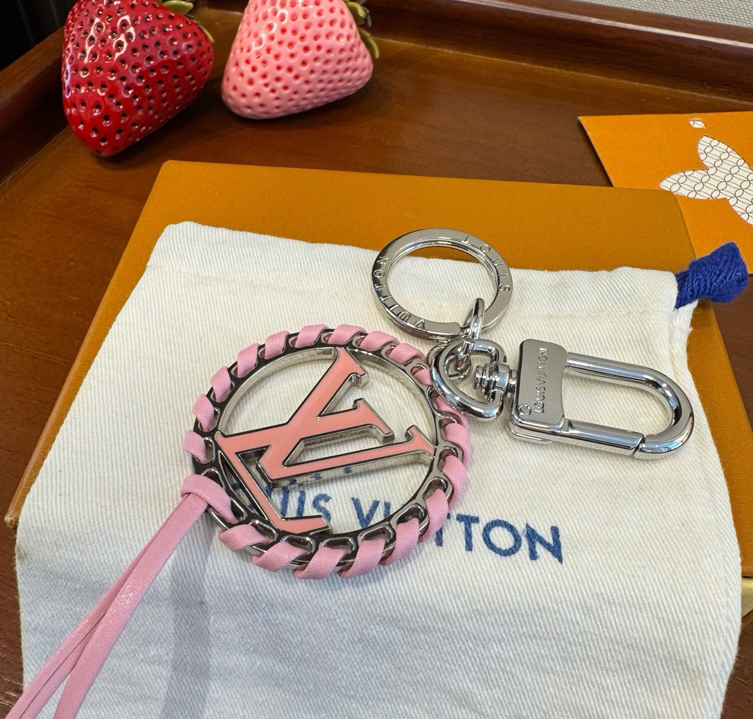 🔥LOUIS VUITTON官网钥匙扣 LV经典皮绳设计， lv钥匙扣 包挂 此款包饰色彩精美，亦可钥匙扣，包包挂饰 挂