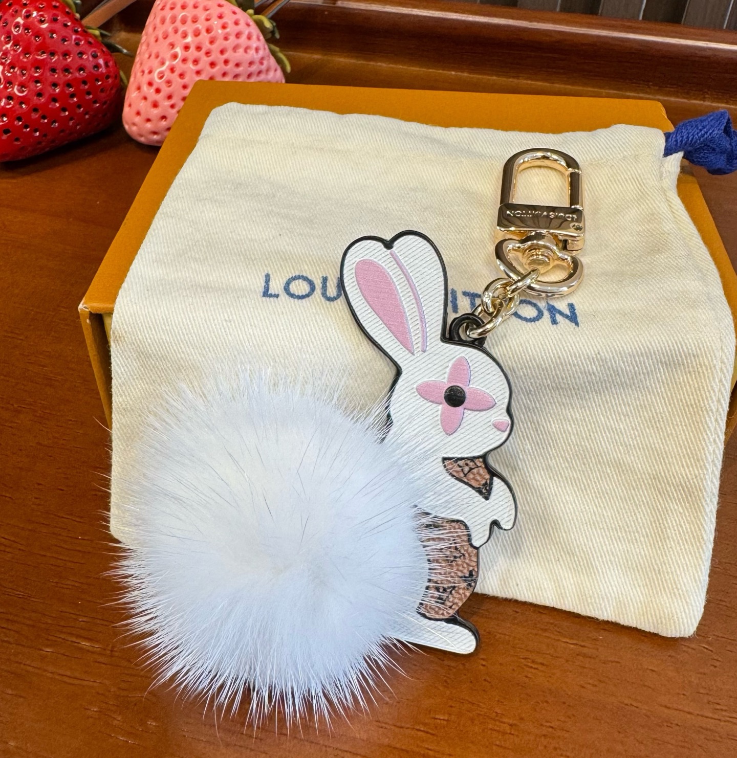Lv钥匙扣官网新款 水貂毛兔子🐰钥匙扣挂饰 包包挂件 钥匙扣