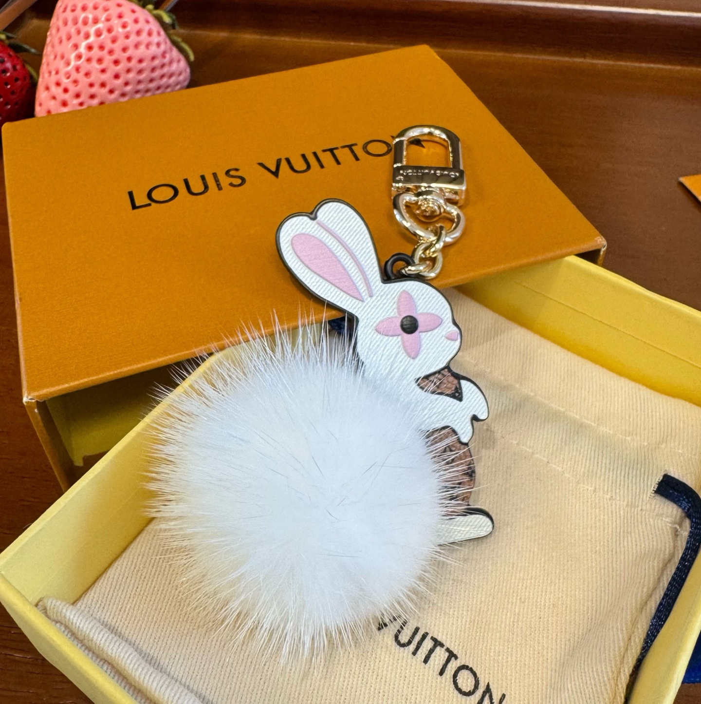 Lv钥匙扣官网新款 水貂毛兔子🐰钥匙扣挂饰 包包挂件 钥匙扣