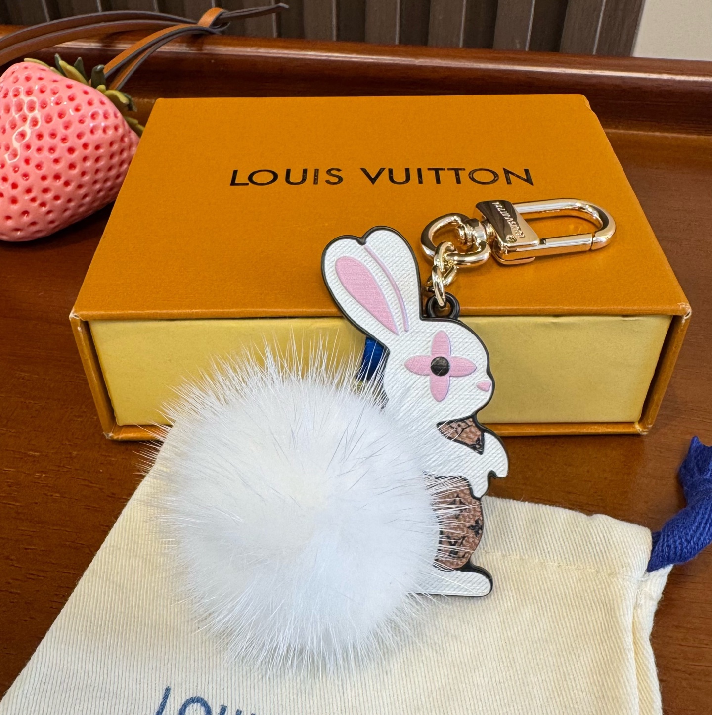 Lv钥匙扣官网新款 水貂毛兔子🐰钥匙扣挂饰 包包挂件 钥匙扣