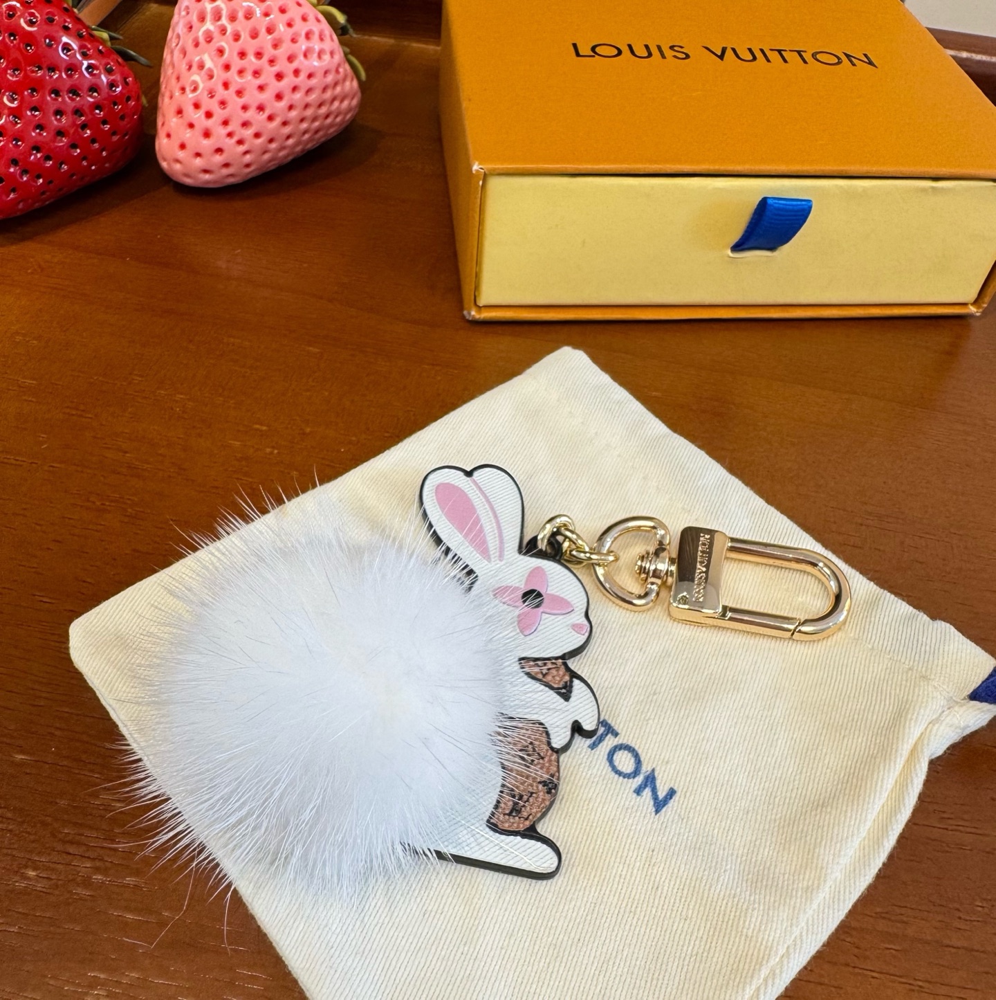 Lv钥匙扣官网新款 水貂毛兔子🐰钥匙扣挂饰 包包挂件 钥匙扣