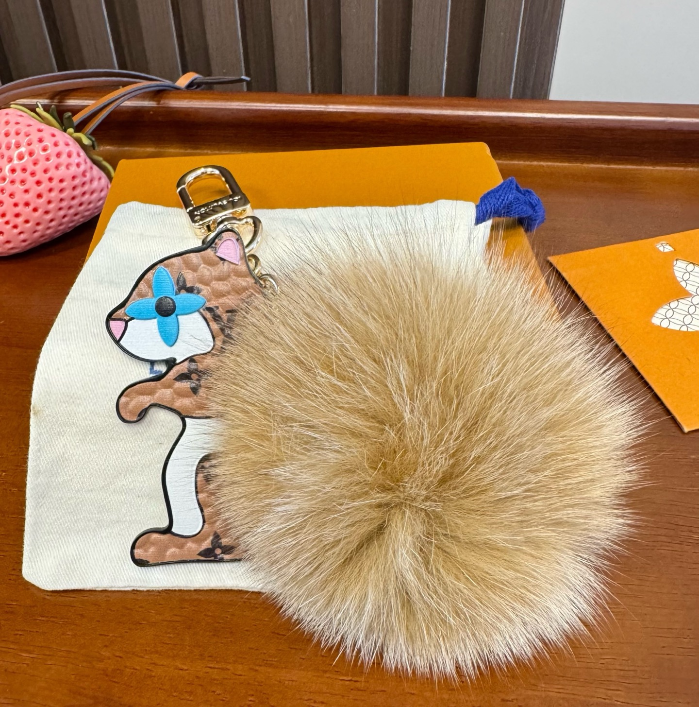 Lv钥匙扣官网新款 水貂毛球钥匙扣松鼠🐿️挂饰 包包挂件 钥匙扣