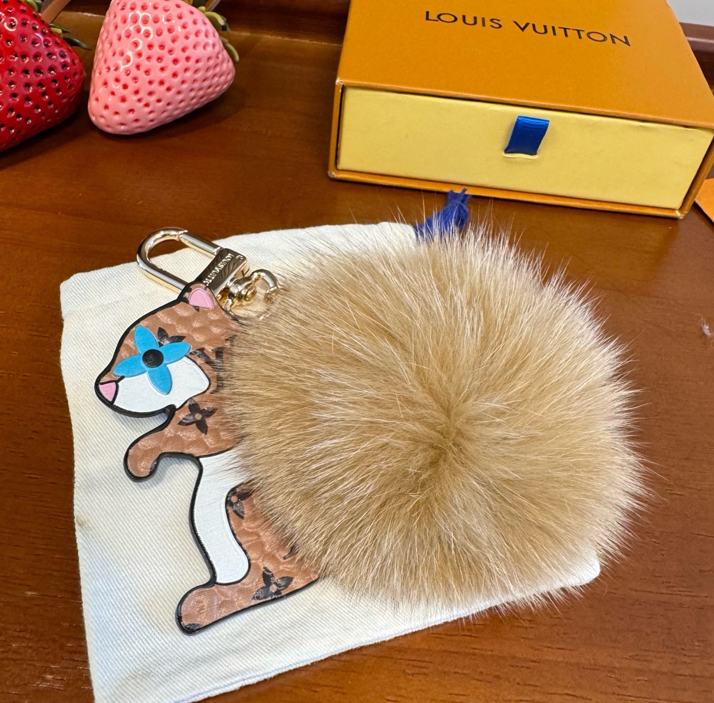 Lv钥匙扣官网新款 水貂毛球钥匙扣松鼠🐿️挂饰 包包挂件 钥匙扣