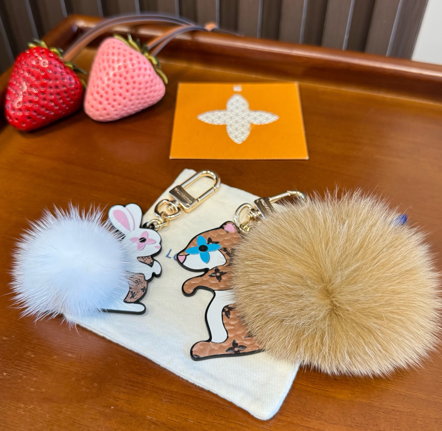 Lv钥匙扣官网新款 水貂毛球钥匙扣松鼠🐿️挂饰 包包挂件 钥匙扣