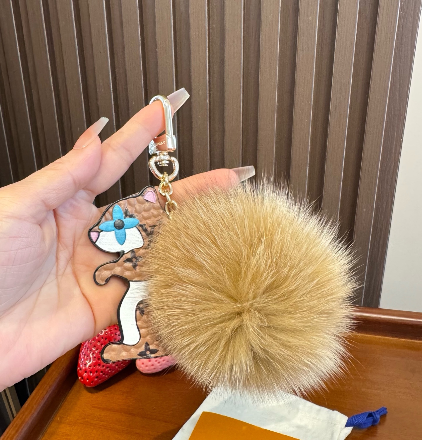 Lv钥匙扣官网新款 水貂毛球钥匙扣松鼠🐿️挂饰 包包挂件 钥匙扣