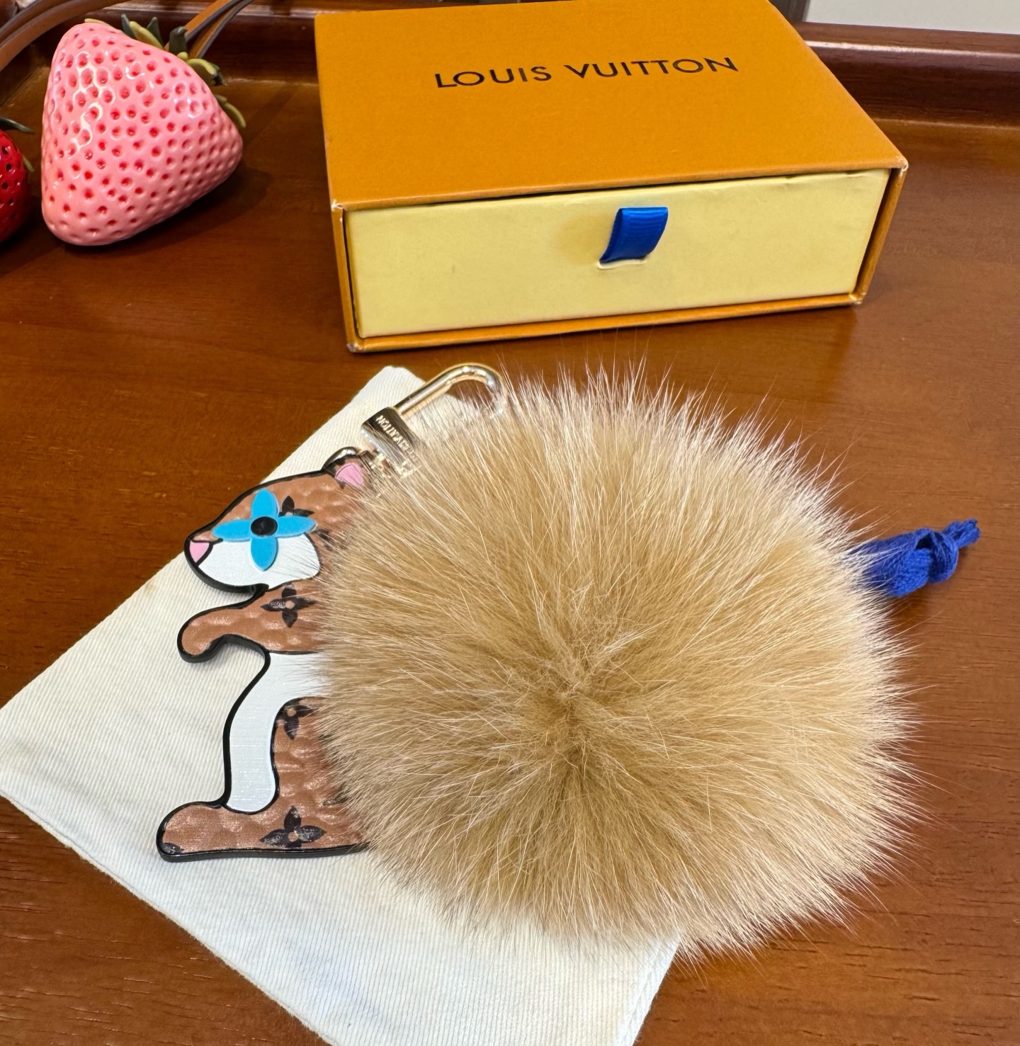 Lv钥匙扣官网新款 水貂毛球钥匙扣松鼠🐿️挂饰 包包挂件 钥匙扣