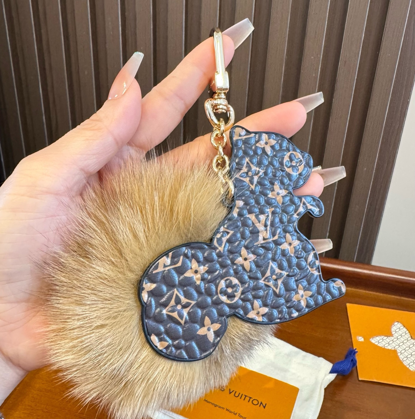 Lv钥匙扣官网新款 水貂毛球钥匙扣松鼠🐿️挂饰 包包挂件 钥匙扣