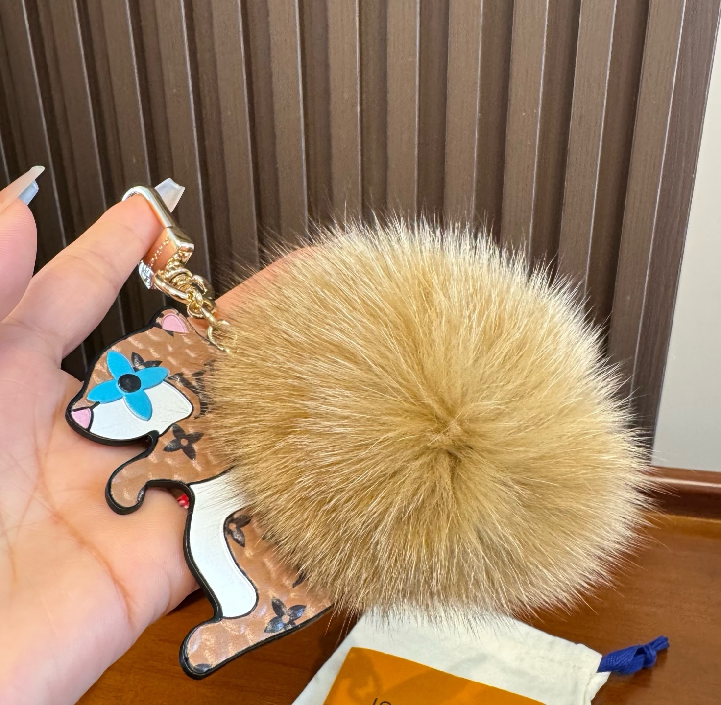 Lv钥匙扣官网新款 水貂毛球钥匙扣松鼠🐿️挂饰 包包挂件 钥匙扣
