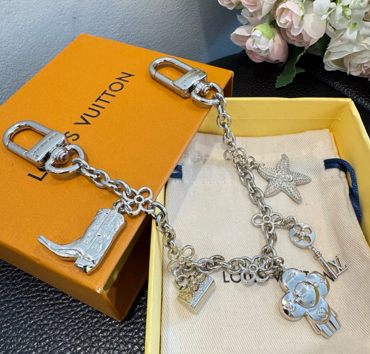 🔥LV钥匙扣包链 多元素新款包包挂件包饰 SPring Street Chain 包饰将 Monogram 小海星和 L