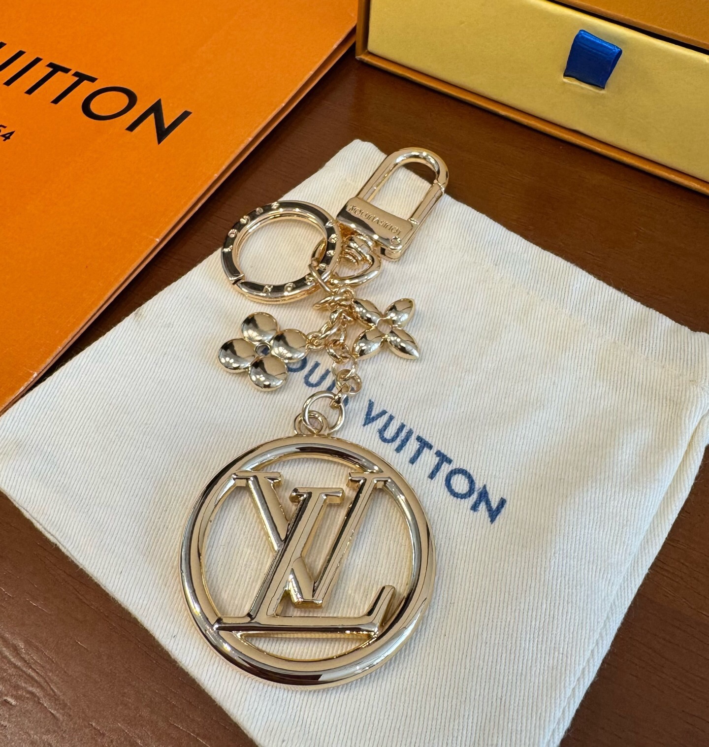 🔥lv钥匙扣 包包挂饰 SPring Street Chain 包饰将 Monogram 花卉和 LV 字母等经典元素化