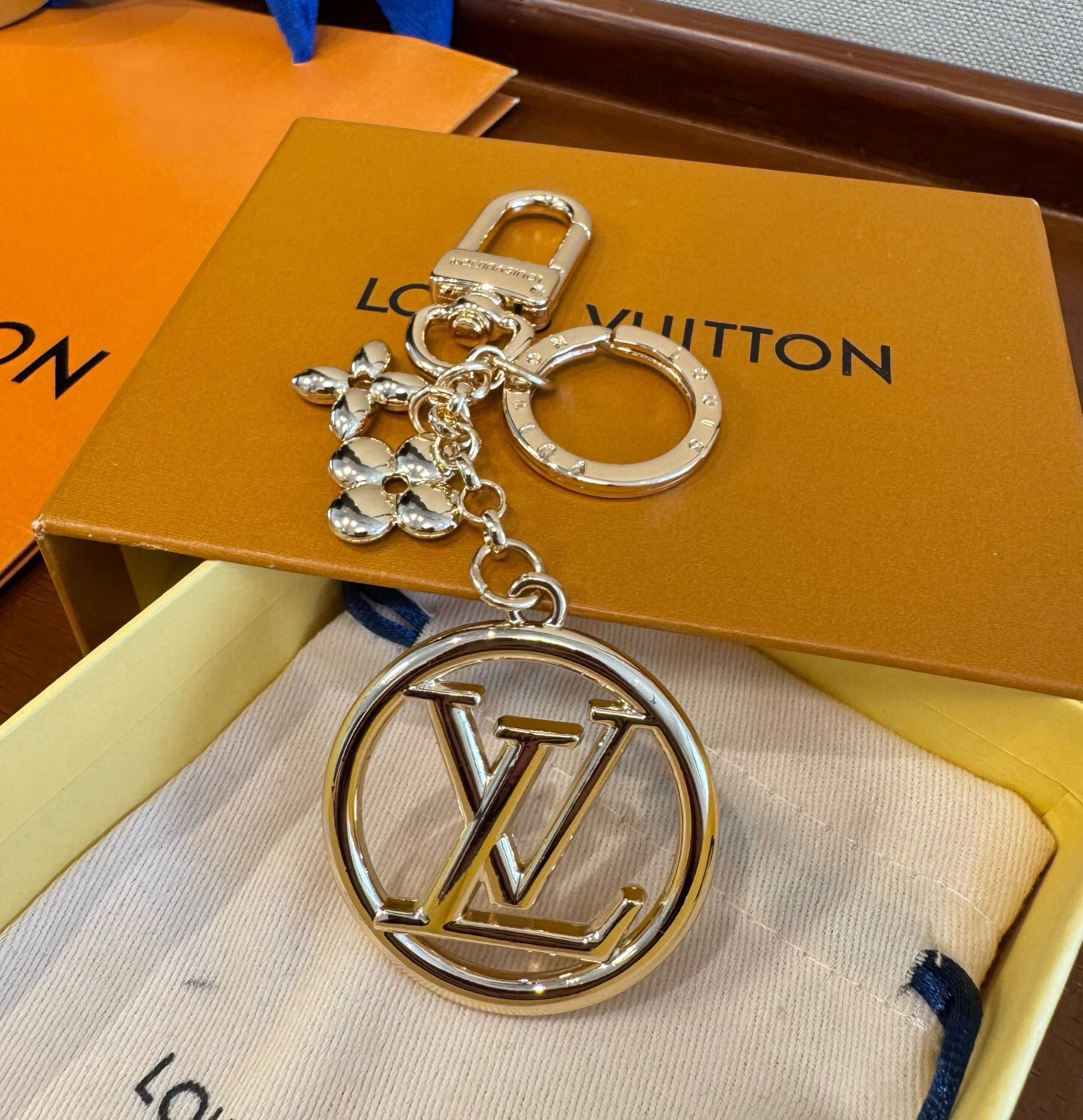 🔥lv钥匙扣 包包挂饰 SPring Street Chain 包饰将 Monogram 花卉和 LV 字母等经典元素化
