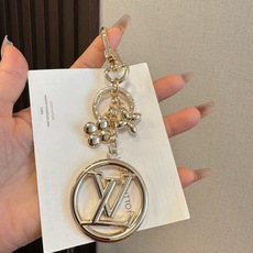 🔥lv钥匙扣 包包挂饰 SPring Street Chain 包饰将 Monogram 花卉和 LV 字母等经典元素化 🔥lv钥匙扣 包包挂饰 SPring Street Chain 包饰将 Monogram 花卉和 LV 字母等经典元素化