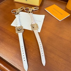 新款 LOUIS VUITTON新款 LV WATCH 手表⌚钥匙扣 包饰与钥匙扣 包挂钥匙扣包包挂饰 ☀ 本款 LV 新款 LOUIS VUITTON新款 LV WATCH 手表⌚钥匙扣 包饰与钥匙扣 包挂钥匙扣包包挂饰 ☀ 本款 LV