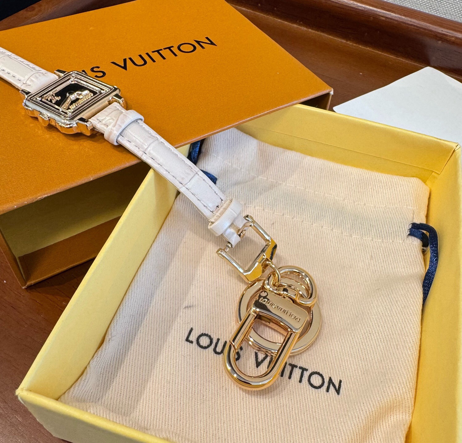 新款 LOUIS VUITTON新款 LV WATCH 手表⌚钥匙扣 包饰与钥匙扣 包挂钥匙扣包包挂饰 ☀ 本款 LV 