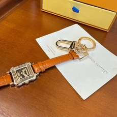 新款 LOUIS VUITTON新款 LV WATCH 手表⌚钥匙扣 包饰与钥匙扣 包挂钥匙扣包包挂饰 ☀ 本款 LV 新款 LOUIS VUITTON新款 LV WATCH 手表⌚钥匙扣 包饰与钥匙扣 包挂钥匙扣包包挂饰 ☀ 本款 LV