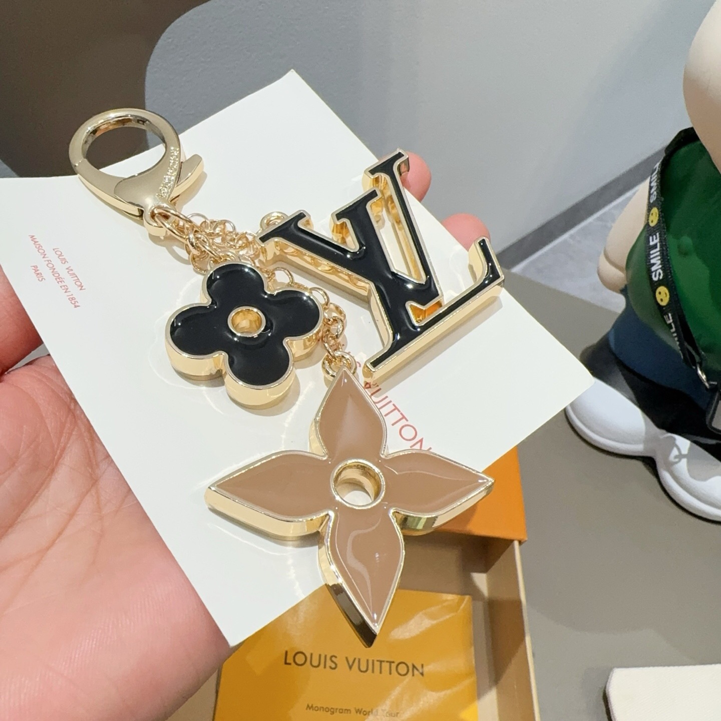 🔥LOUIS VUITTON官网钥匙扣 LV经典四瓣花设计，精钢电镀搭配精致珐琅 高品质 不是市面普通版本 优雅的珐琅是