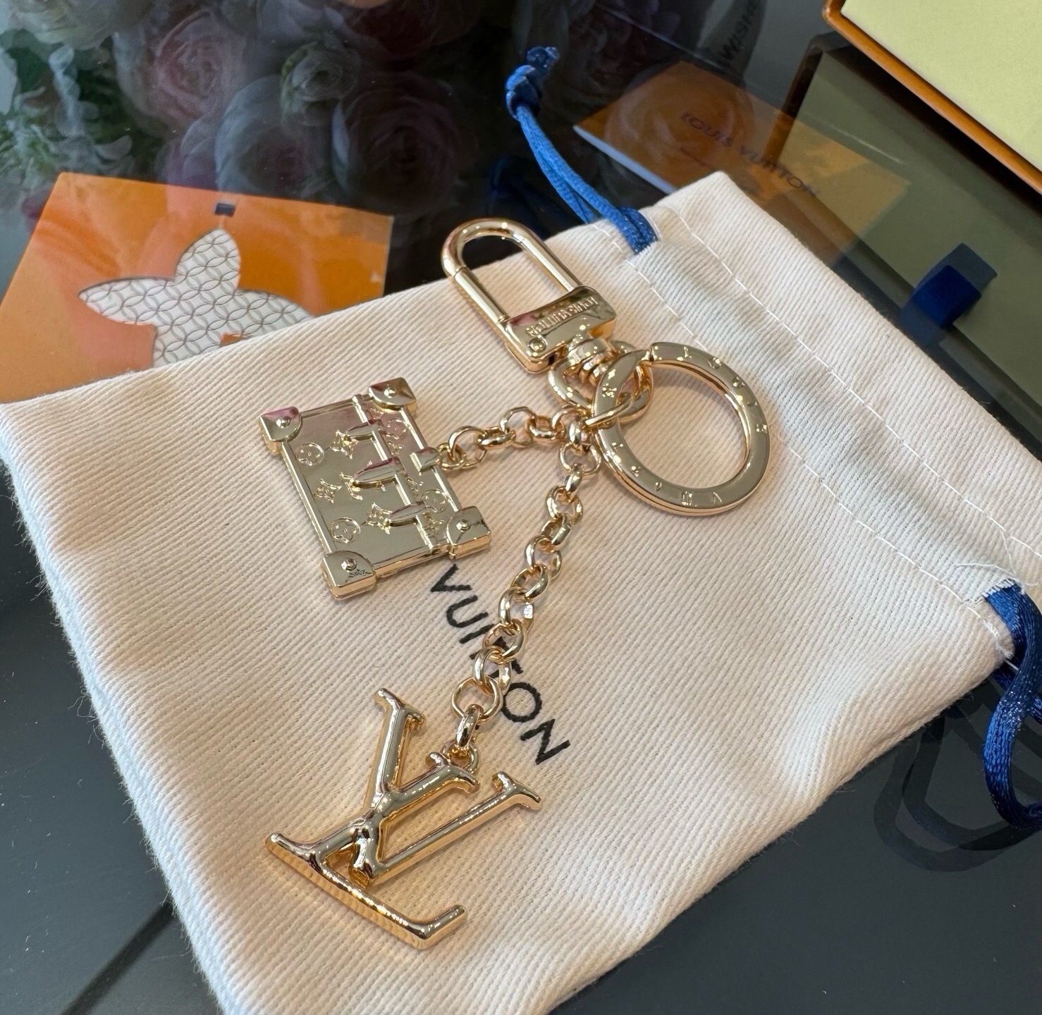 🔥 Lv包饰与钥匙扣 包包挂件 LV箱包铭牌装饰，与小号尖瓣 Monogram 花卉相映成趣，可为手袋增添华美一笔。