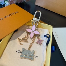 🔥 Lv包饰与钥匙扣 包包挂件 Lv花卉钥匙扣 LV箱包四叶草装饰,花卉相映成趣,可为手袋增添华美一笔。 🔥 Lv包饰与钥匙扣 包包挂件 Lv花卉钥匙扣 LV箱包四叶草装饰,花卉相映成趣,可为手袋增添华美一笔。