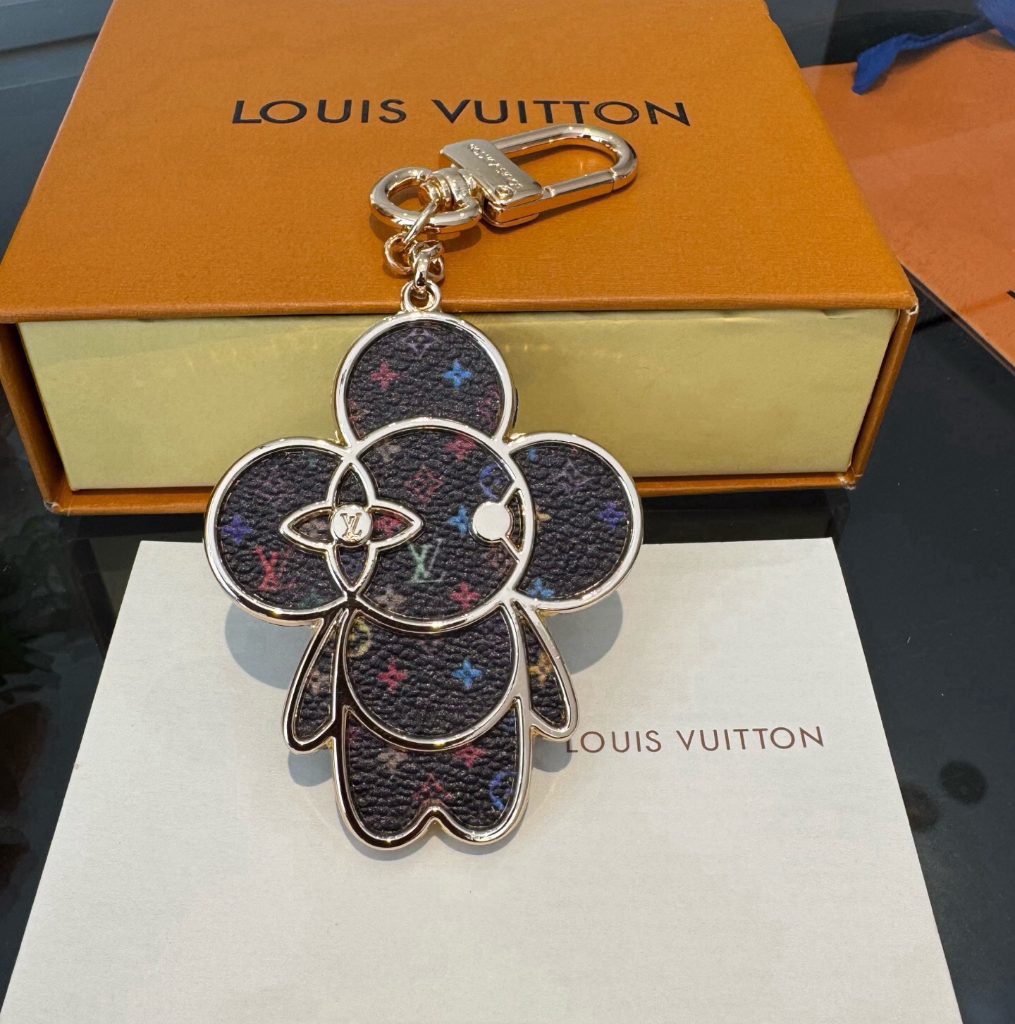 🔥LOUIS VUITTON新款包饰 村上隆白三彩黑三彩钥匙扣。LV薇薇安钥匙扣挂件包包挂件包饰，手机壳挂件 可满足各种
