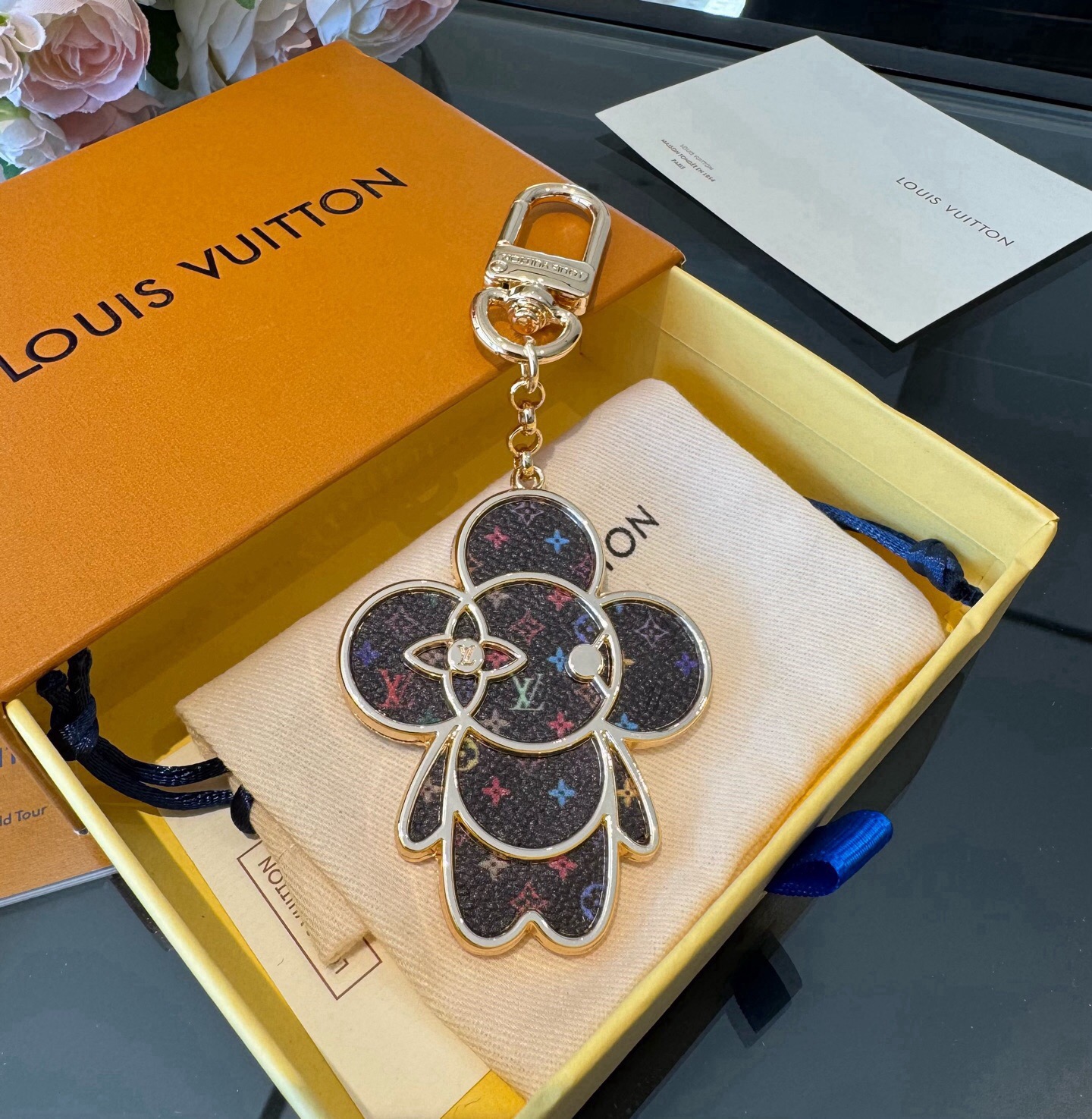 🔥LOUIS VUITTON新款包饰 村上隆白三彩黑三彩钥匙扣。LV薇薇安钥匙扣挂件包包挂件包饰，手机壳挂件 可满足各种