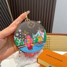 🔥Louis Vuitton老花包包挂饰、小零钱包。Lv包饰挂件钥匙扣、独家原单货,标志性老花超级百搭,可放钥匙或小零钱 🔥Louis Vuitton老花包包挂饰、小零钱包。Lv包饰挂件钥匙扣、独家原单货,标志性老花超级百搭,可放钥匙或小零钱