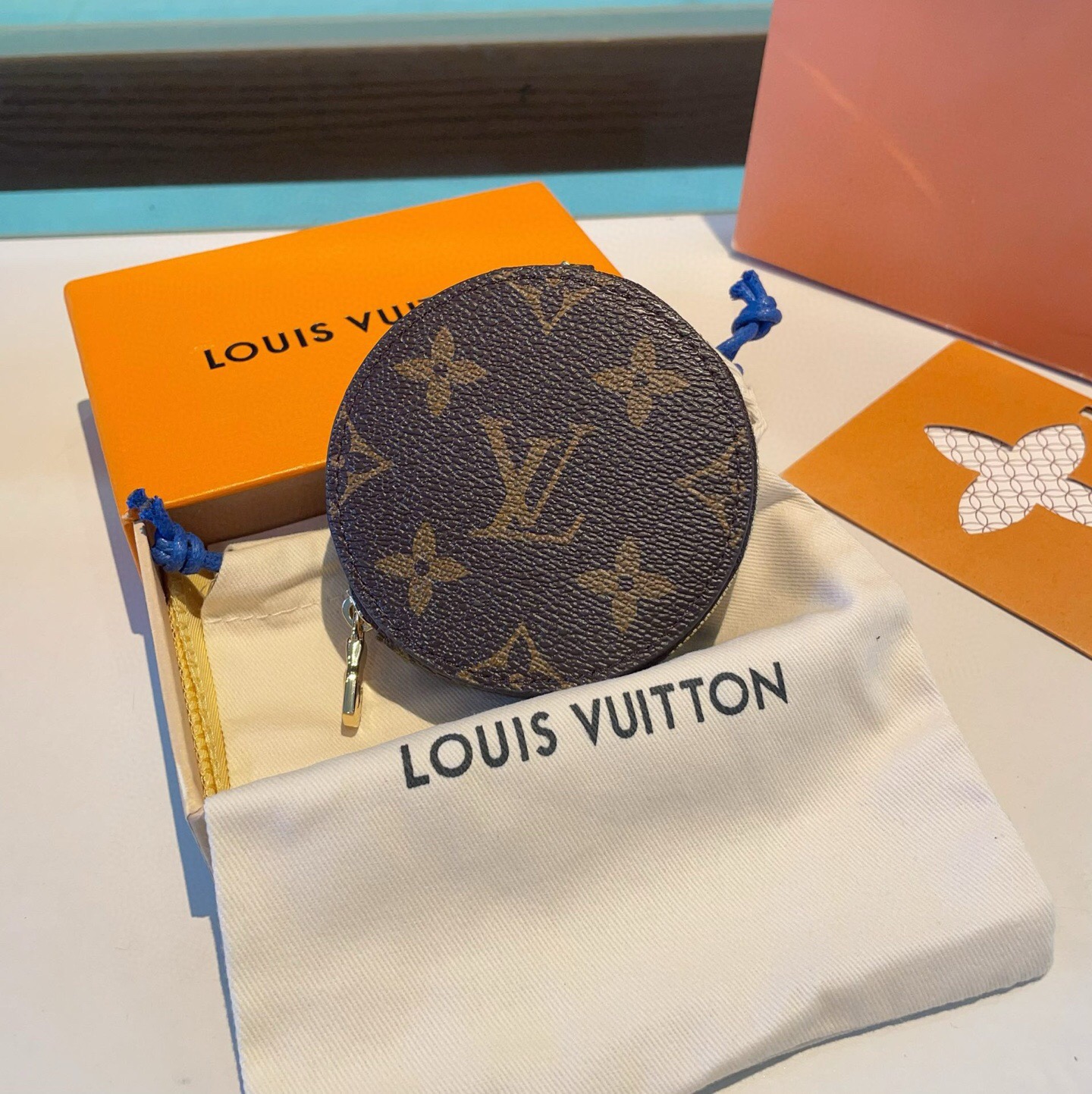 🔥Louis Vuitton老花包包挂饰、小零钱包。Lv包饰挂件钥匙扣、独家原单货，标志性老花超级百搭，可放钥匙或小零钱
