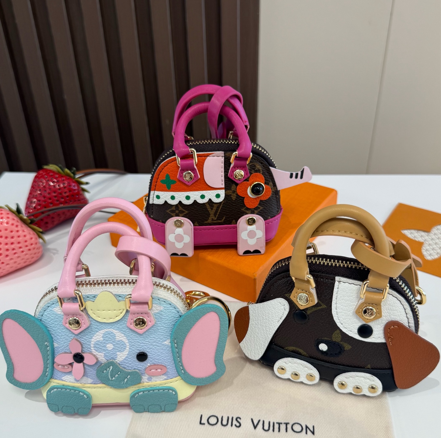 ❗️新款 LOUIS VUITTON 小狗🐶mini贝壳包钥匙扣mini包包 LV包包挂饰挂件,零钱包,耳机包 PU ❗️新款 LOUIS VUITTON 小狗🐶mini贝壳包钥匙扣mini包包 LV包包挂饰挂件,零钱包,耳机包 PU