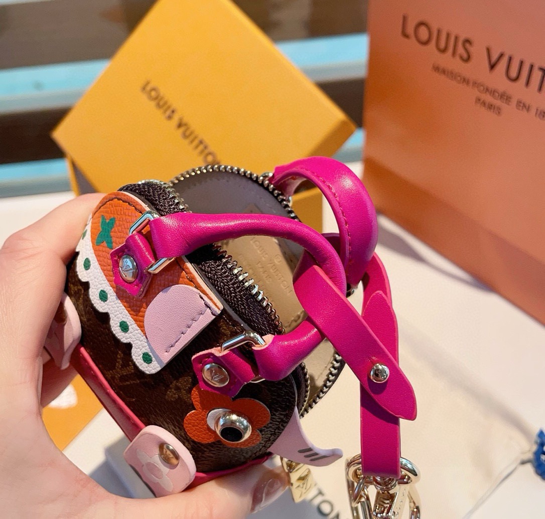 ❗️新款 LOUIS VUITTON 大象🐘贝壳包钥匙扣mini包包  LV包包挂饰 零钱包，耳机包 专柜码M68454