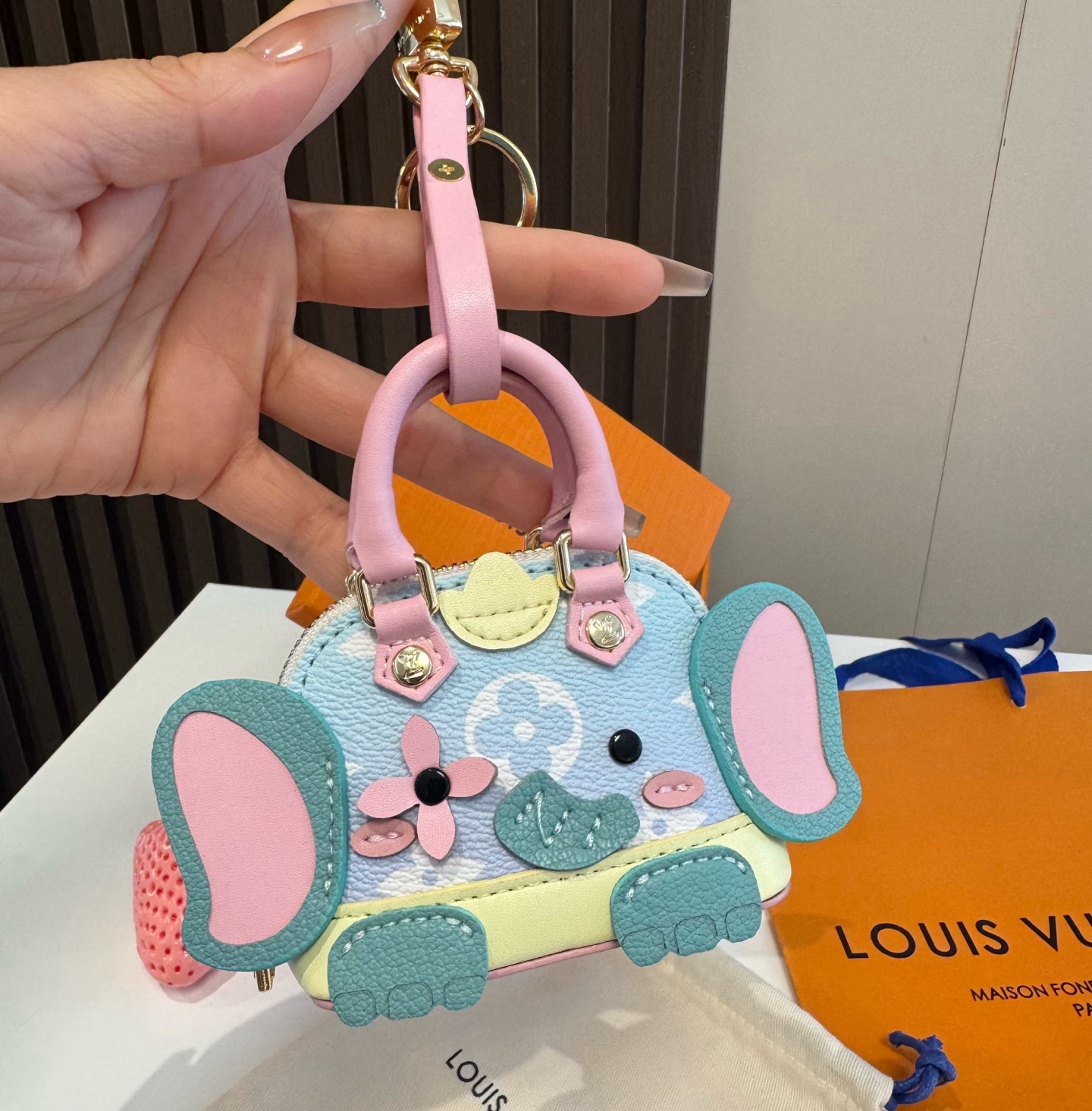 ❗️新款 LOUIS VUITTON 小狗🐶mini贝壳包钥匙扣mini包包  LV包包挂饰挂件，零钱包，耳机包  PU