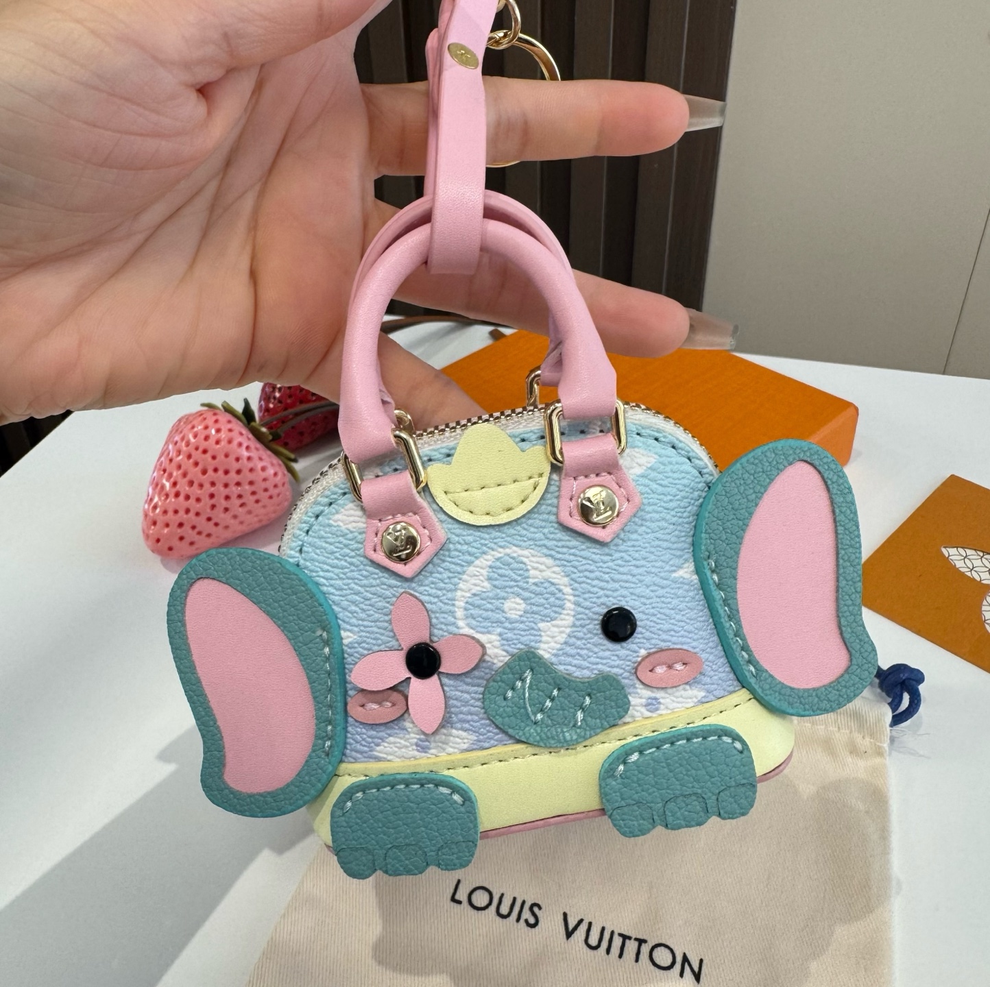 ❗️新款 LOUIS VUITTON 小狗🐶mini贝壳包钥匙扣mini包包  LV包包挂饰挂件，零钱包，耳机包  PU