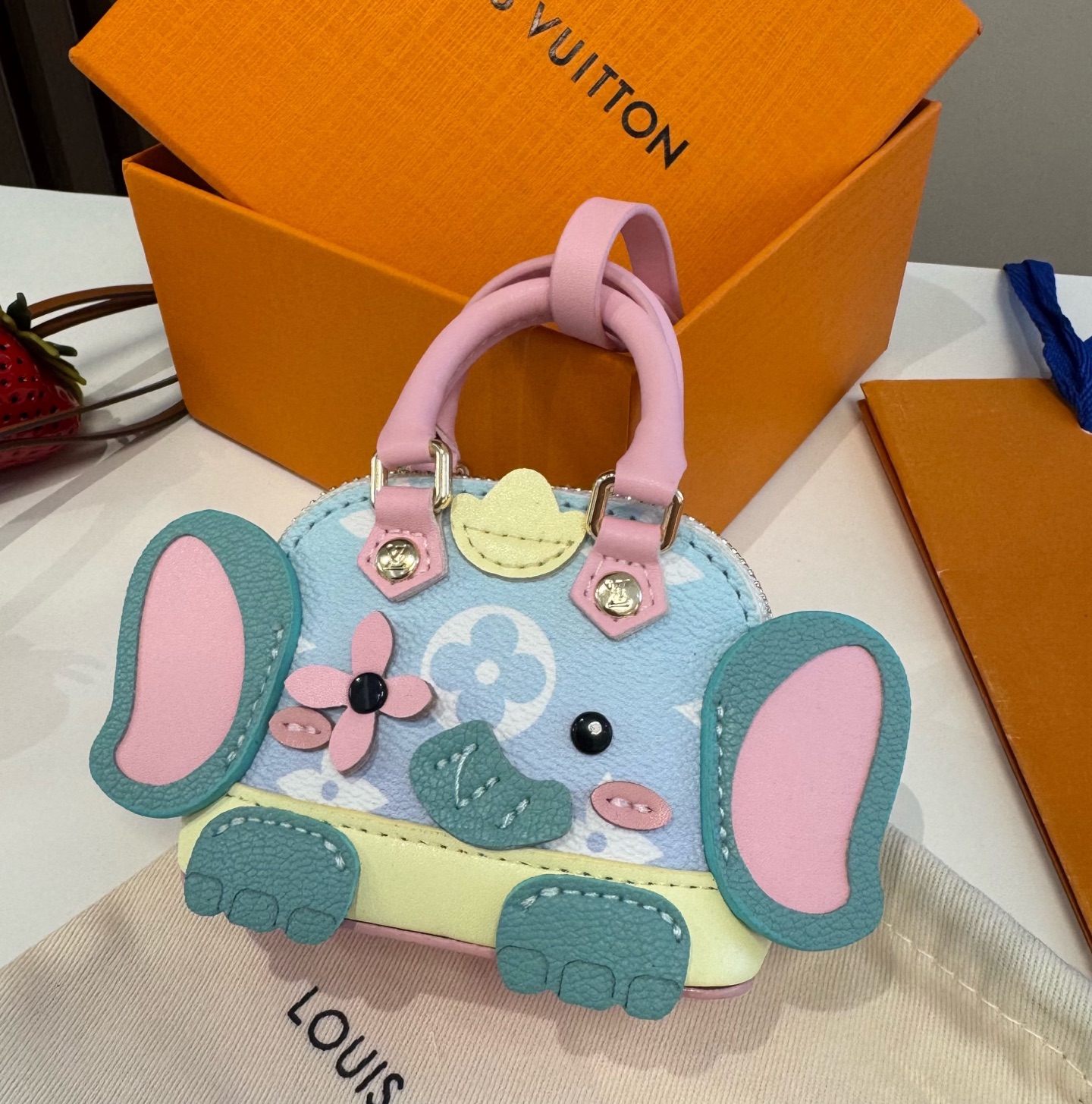 ❗️新款 LOUIS VUITTON 小狗🐶mini贝壳包钥匙扣mini包包  LV包包挂饰挂件，零钱包，耳机包  PU