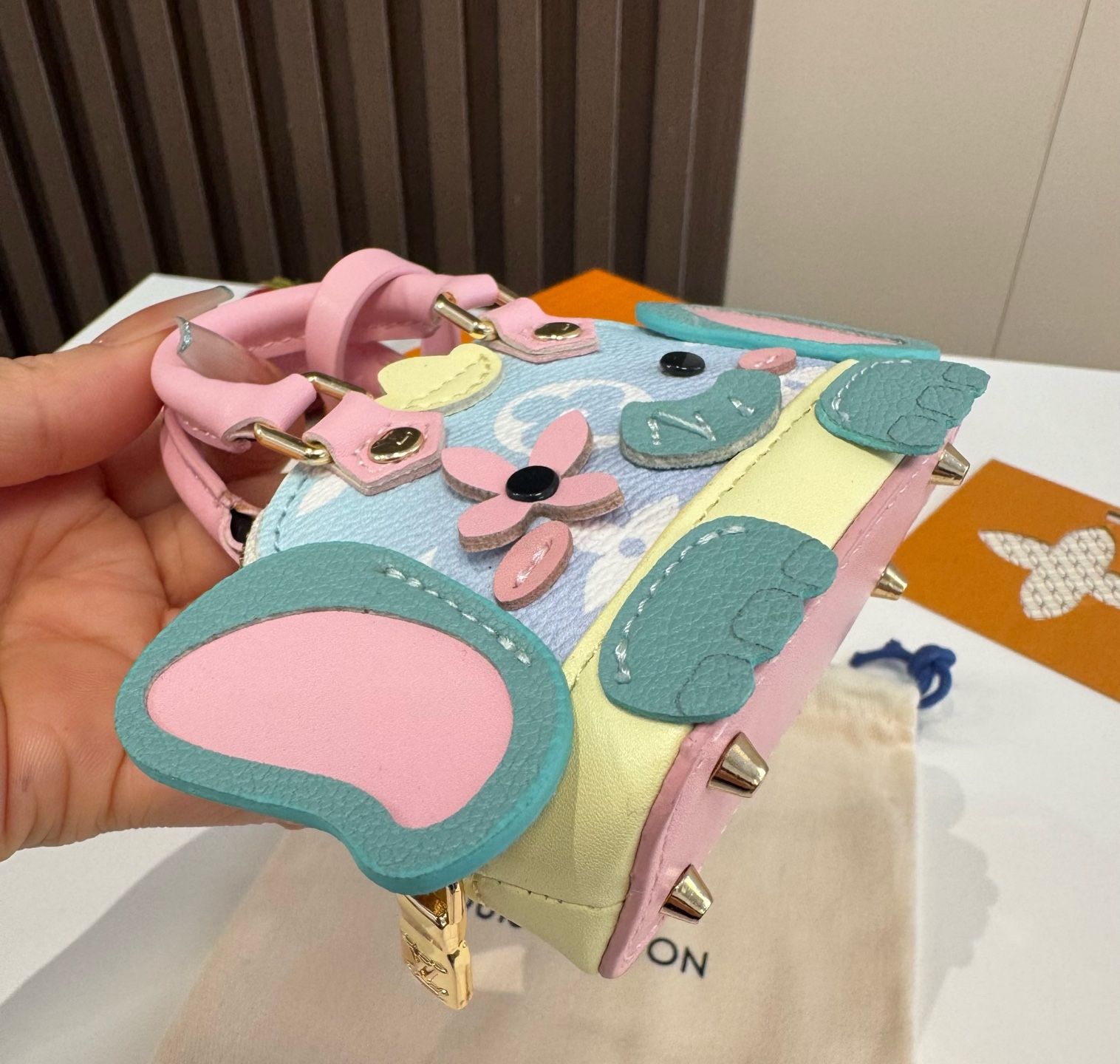 ❗️新款 LOUIS VUITTON 小狗🐶mini贝壳包钥匙扣mini包包  LV包包挂饰挂件，零钱包，耳机包  PU