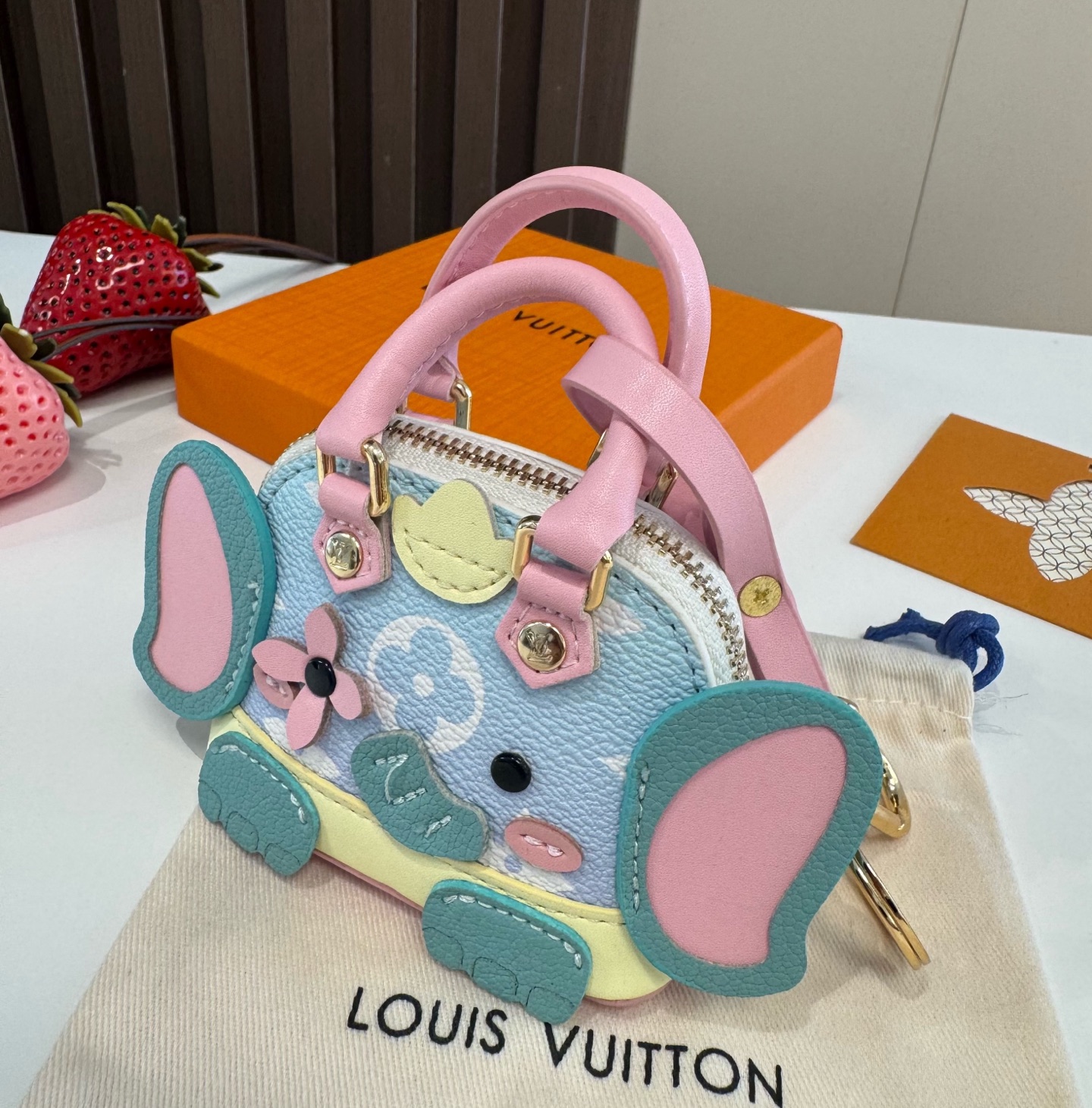 ❗️新款 LOUIS VUITTON 小狗🐶mini贝壳包钥匙扣mini包包  LV包包挂饰挂件，零钱包，耳机包  PU