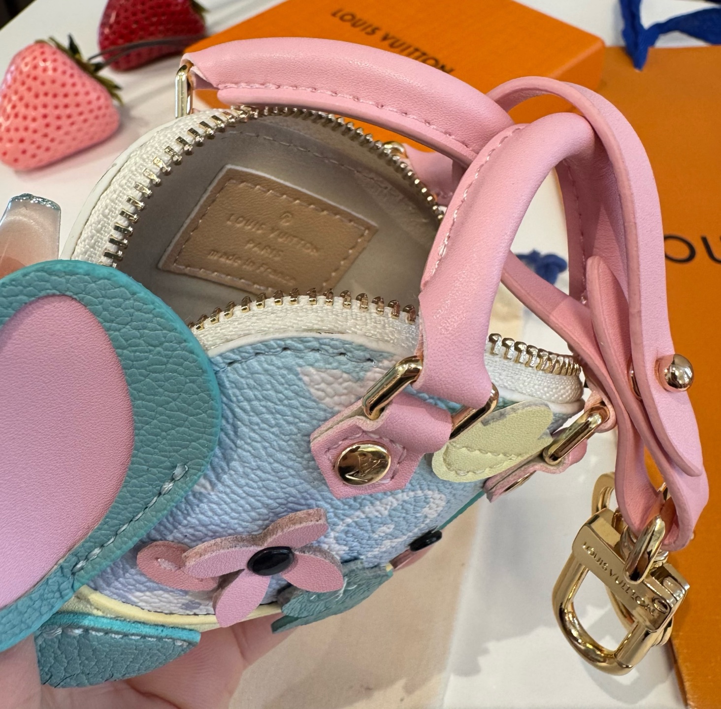 ❗️新款 LOUIS VUITTON 小狗🐶mini贝壳包钥匙扣mini包包  LV包包挂饰挂件，零钱包，耳机包  PU