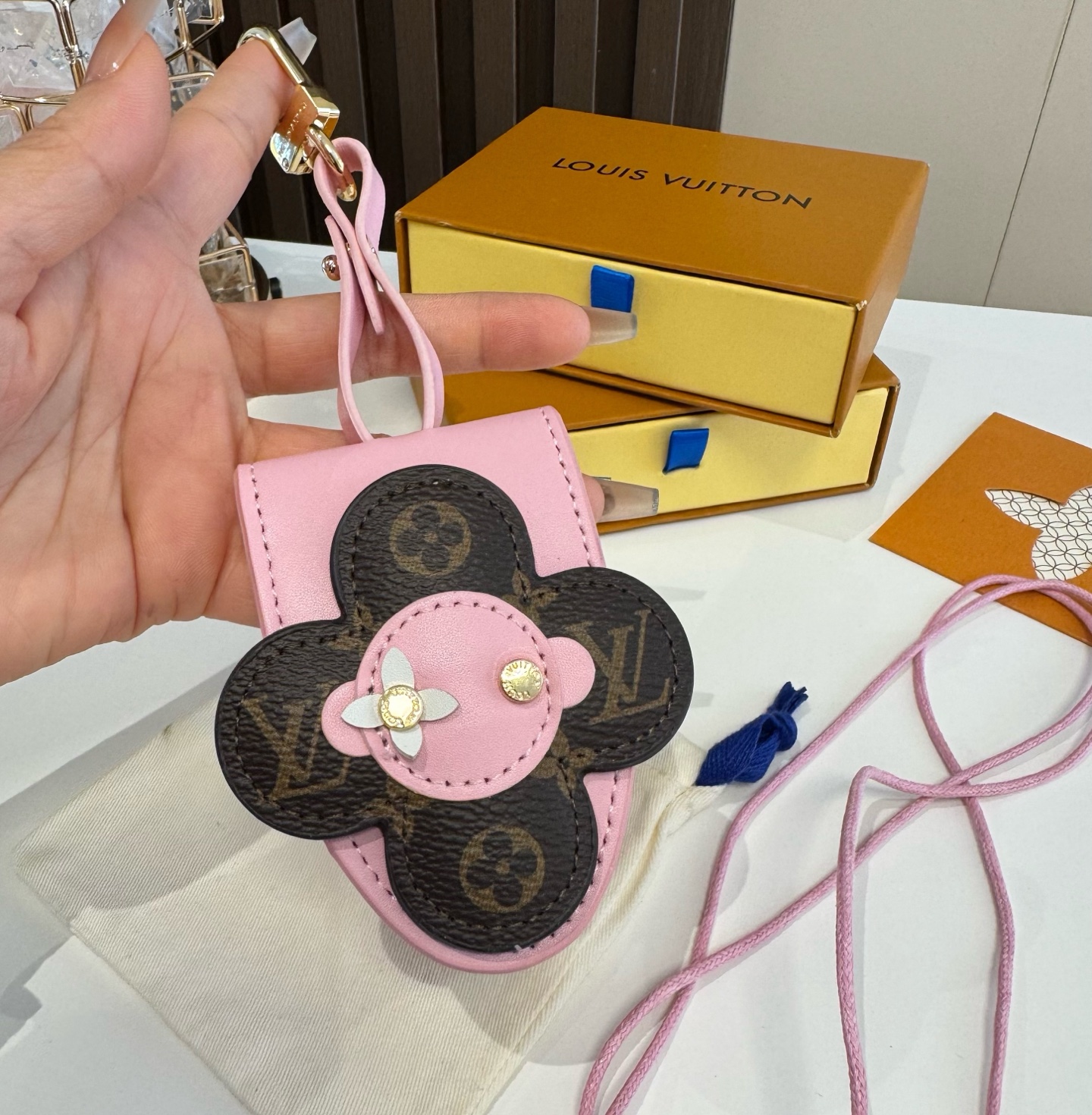 ❤️旅游必备神器 LV眼镜保护套LV墨镜🕶️套#咖色#粉色 LV薇薇安眼镜套 包包挂件 钥匙扣 经常戴墨镜或眼镜的强烈推