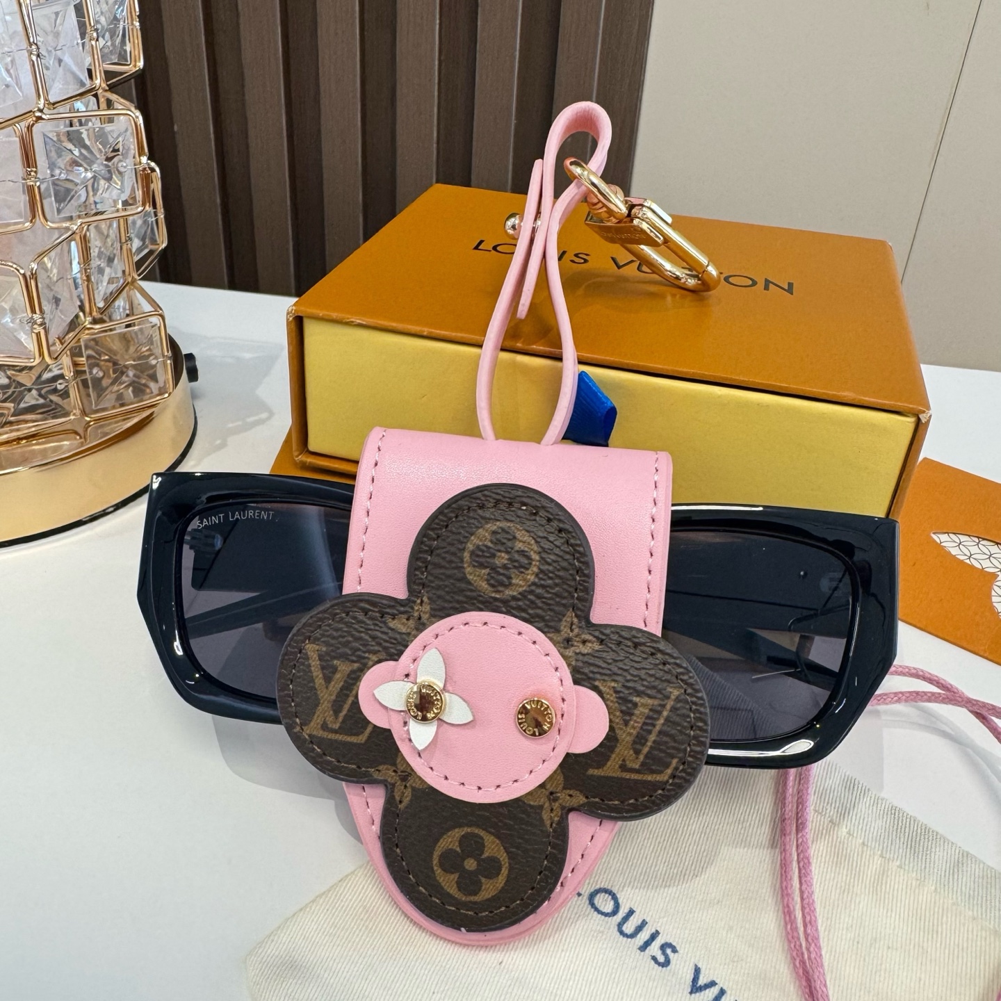 ❤️旅游必备神器 LV眼镜保护套LV墨镜🕶️套#咖色#粉色 LV薇薇安眼镜套 包包挂件 钥匙扣 经常戴墨镜或眼镜的强烈推