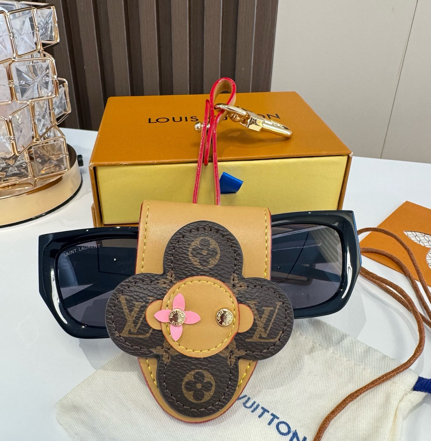 ❤️旅游必备神器 LV眼镜保护套LV墨镜🕶️套#咖色#粉色 LV薇薇安眼镜套 包包挂件 钥匙扣 经常戴墨镜或眼镜的强烈推