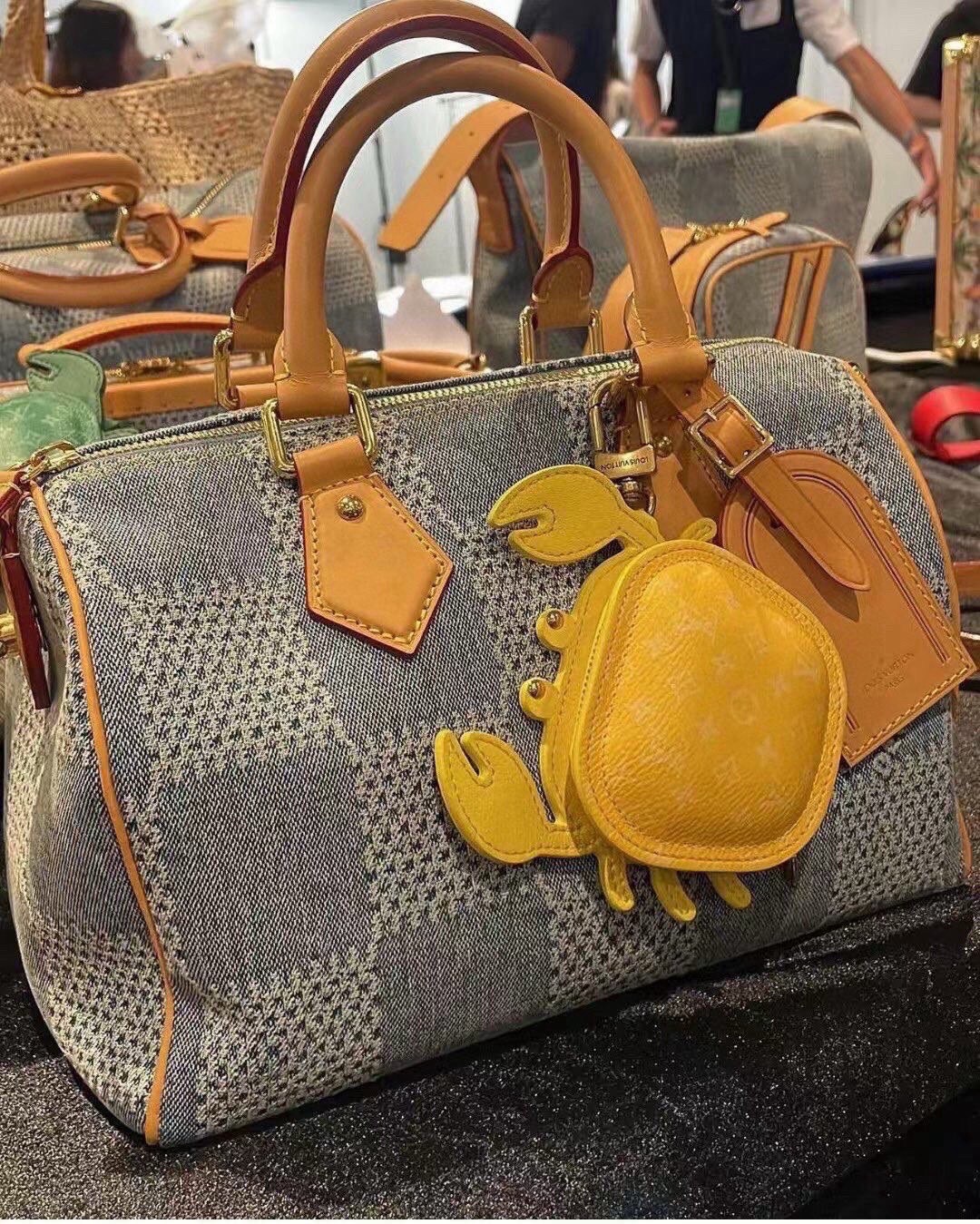 官网新品 热卖Louis Vuitton 路易威登lv 小螃蟹耳机包钥匙扣挂件挂饰 Lv钥匙包蓝牙耳机包 可放耳机 零钱