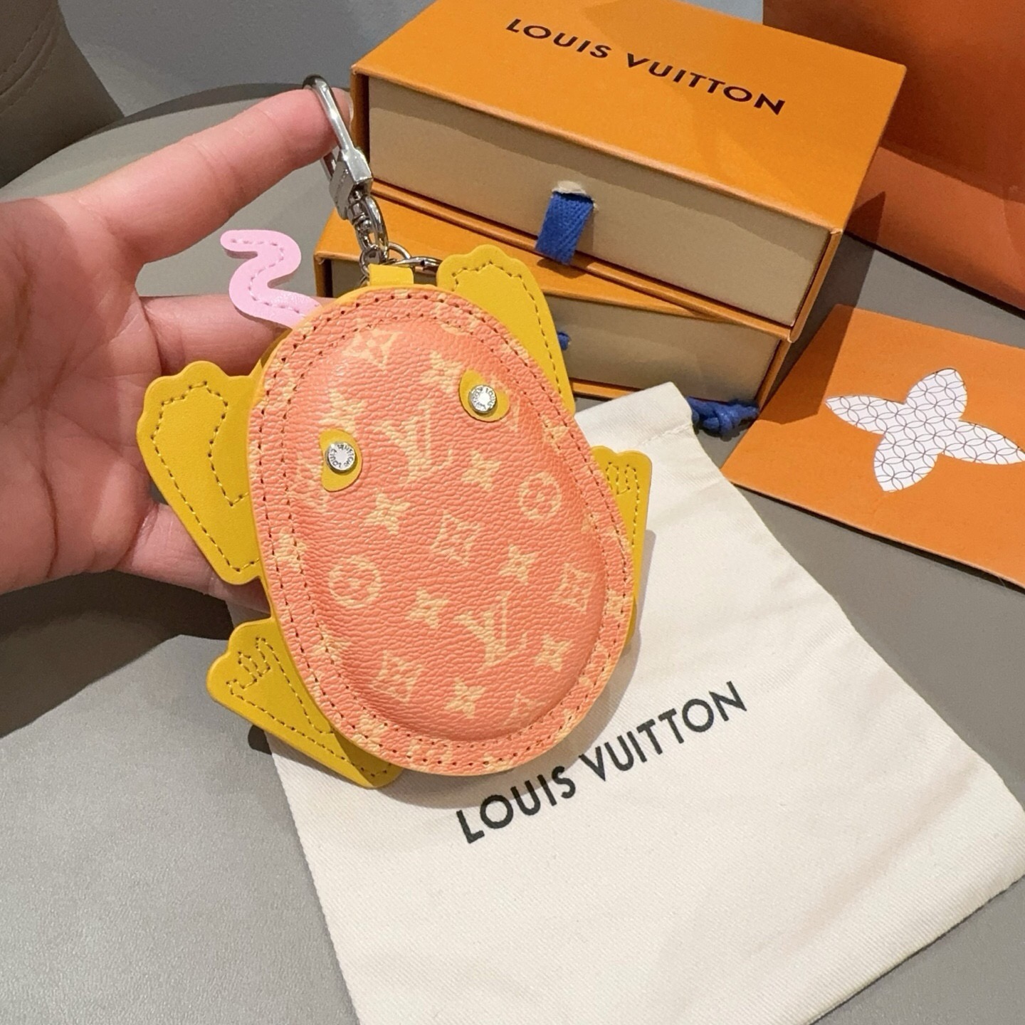 🔥官网新品Louis Vuitton 路易威登青蛙🐸钥匙扣挂件包包挂饰 LV蓝牙耳机包 Turtle Pouch 钥匙扣