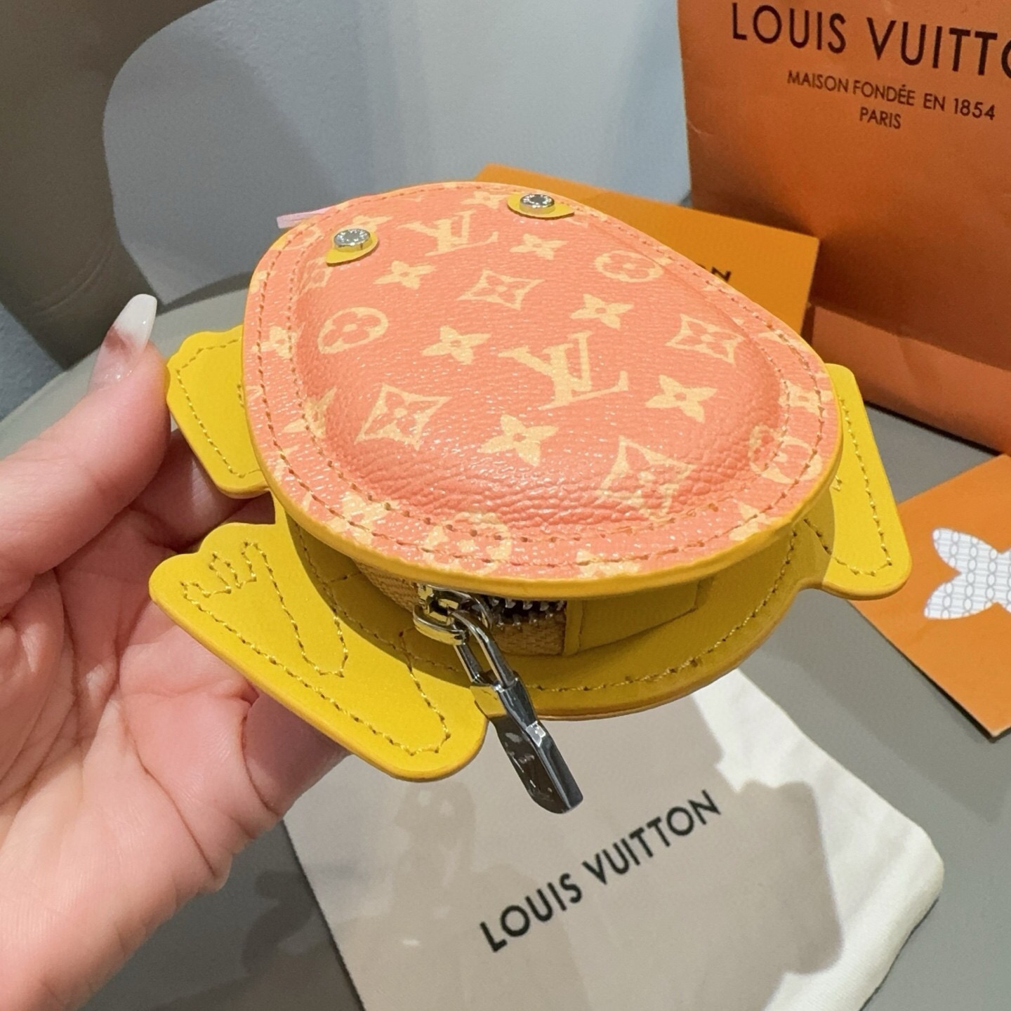 🔥官网新品Louis Vuitton 路易威登青蛙🐸钥匙扣挂件包包挂饰 LV蓝牙耳机包 Turtle Pouch 钥匙扣