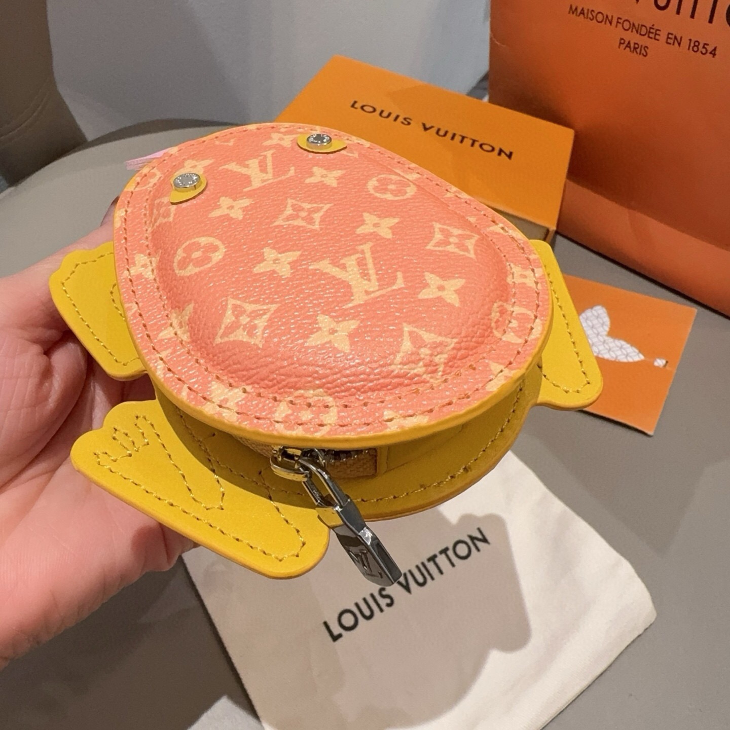 🔥官网新品Louis Vuitton 路易威登青蛙🐸钥匙扣挂件包包挂饰 LV蓝牙耳机包 Turtle Pouch 钥匙扣