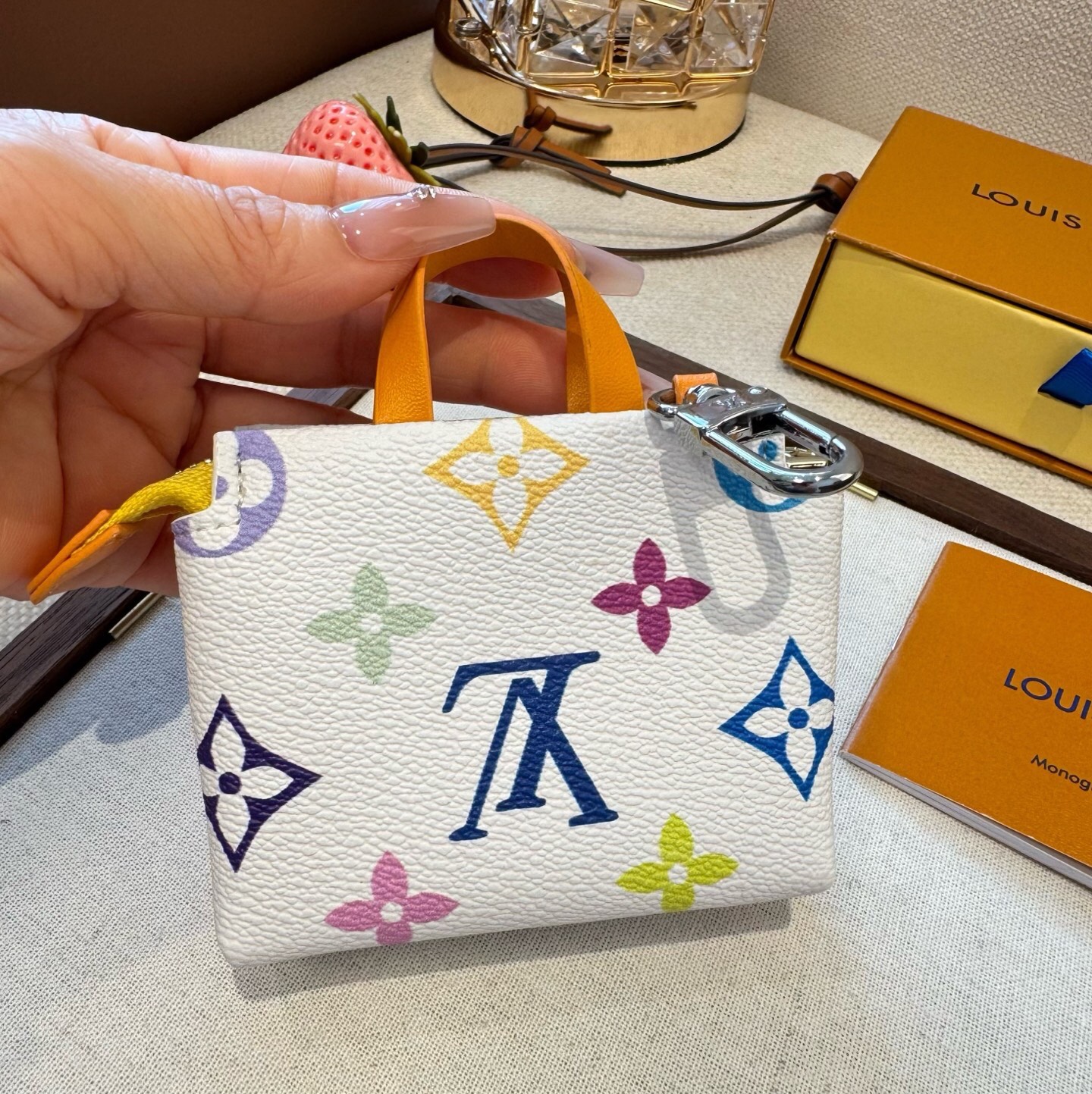 🔥Lv购物袋mini零钱包 👛耳机🎧包 ✨可装口红💄零钱等Mini小拎包，可挂包包上 腰带上 小巧精致💸潮流高档小包包