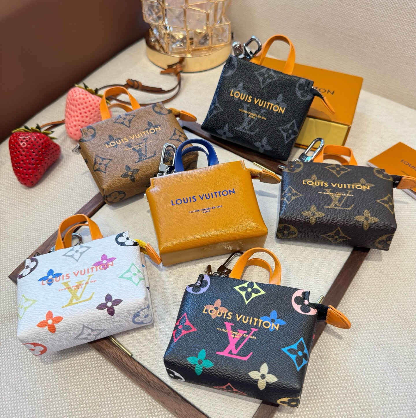 🔥Lv购物袋mini零钱包 👛耳机🎧包 ✨可装口红💄零钱等Mini小拎包,可挂包包上 腰带上 小巧精致💸潮流高档小包包 🔥Lv购物袋mini零钱包 👛耳机🎧包 ✨可装口红💄零钱等Mini小拎包,可挂包包上 腰带上 小巧精致💸潮流高档小包包